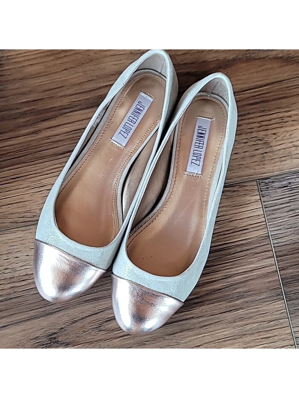 Jennifer Lopez Women's Beige and Gold Flats – Stylish Comfort for Any Occasion - Picture 3 of 9
